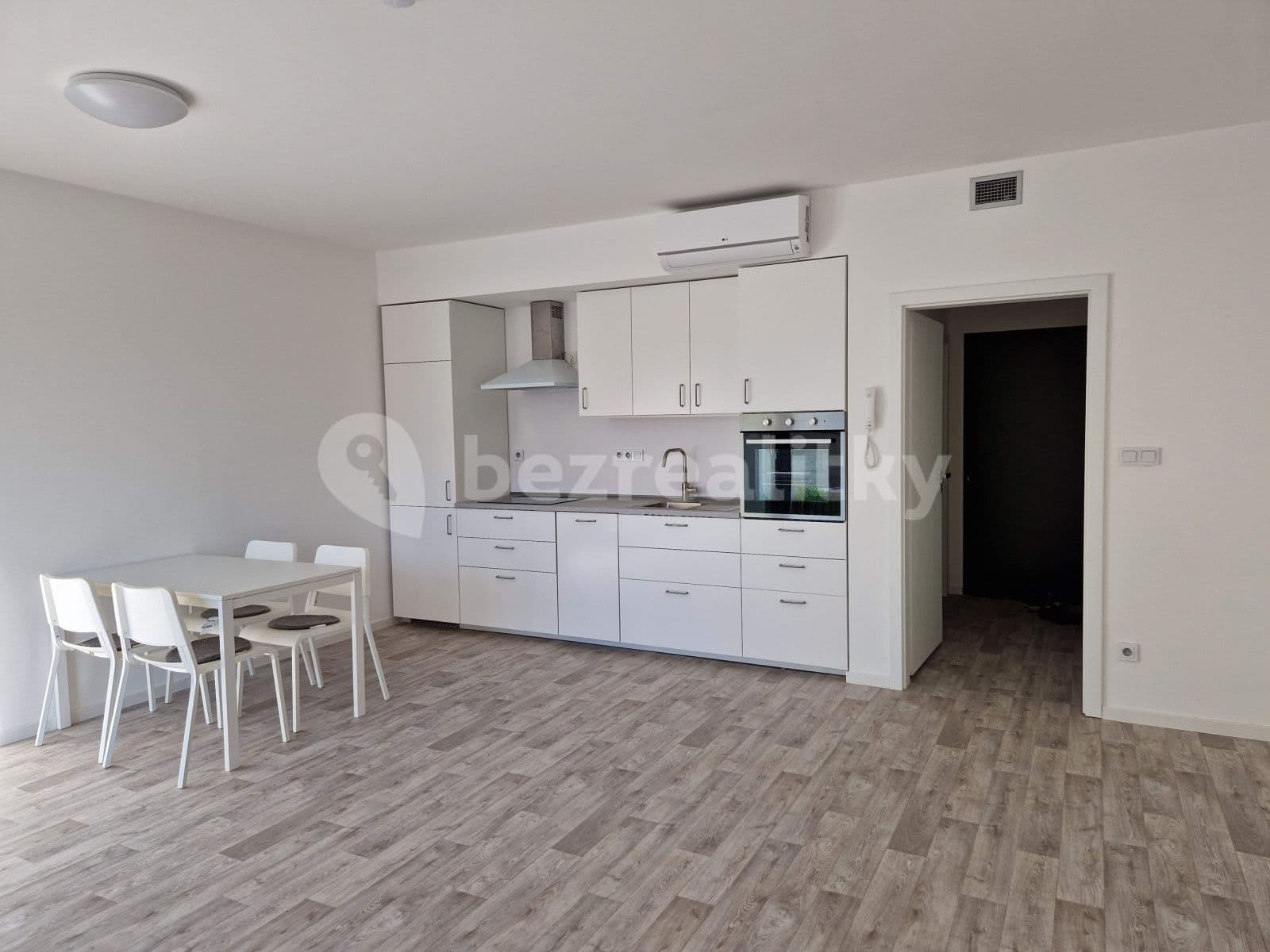 Pronájem bytu 1+kk 40 m², 28. října, Mikulov, Jihomoravský kraj Pronájem bytu 1+kk 40 m², 28. října, Mikulov, Jihomoravský kraj