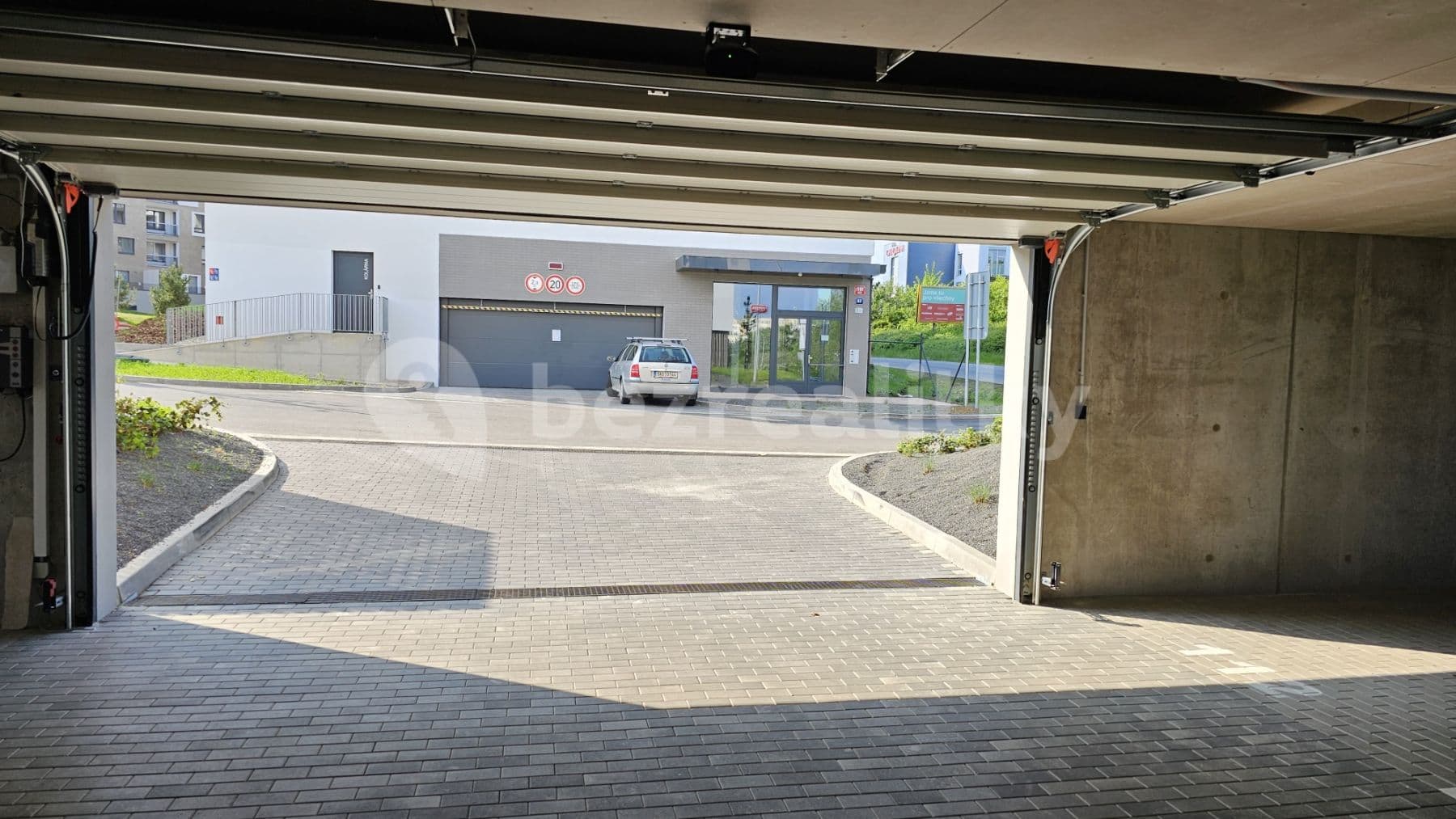 Pronájem garáže 15 m², Drnovská, Praha, Praha Pronájem garáže 15 m², Drnovská, Praha, Praha