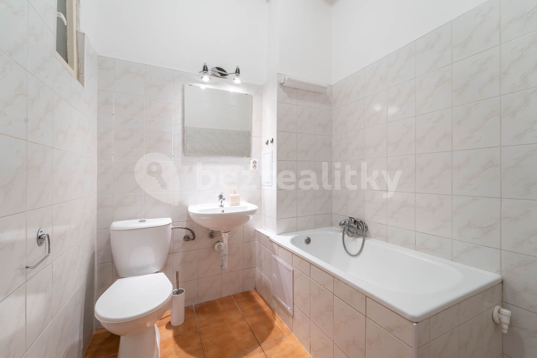 Pronájem bytu 1+kk 30 m², 28. pluku, Praha, Praha Pronájem bytu 1+kk 30 m², 28. pluku, Praha, Praha