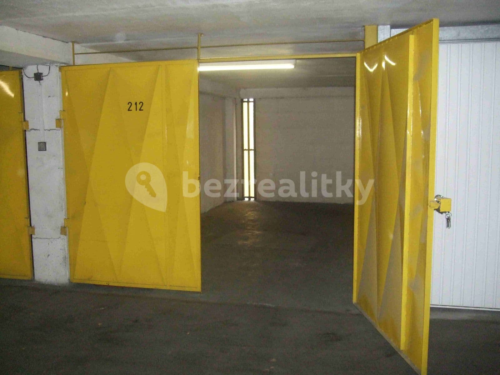 Pronájem garáže 20 m², U Slovanky, Praha, Praha Pronájem garáže 20 m², U Slovanky, Praha, Praha