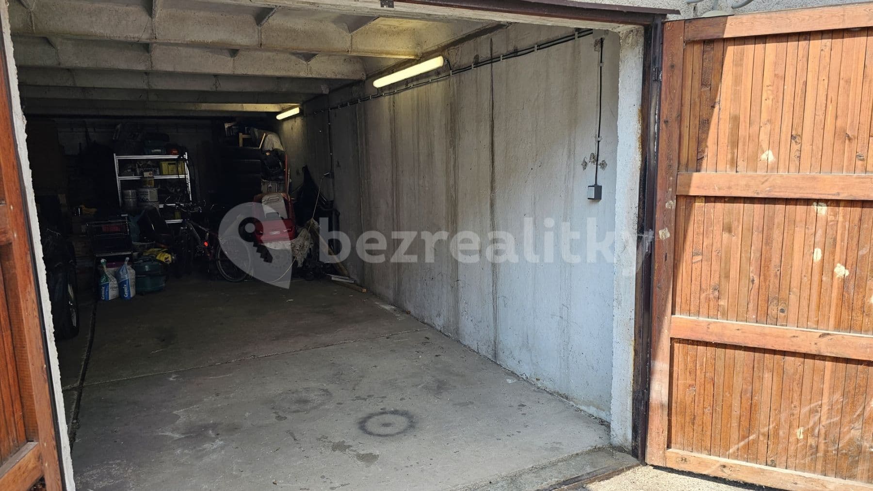 Pronájem garáže 20 m², Bohuslava Martinů, Praha, Praha Pronájem garáže 20 m², Bohuslava Martinů, Praha, Praha