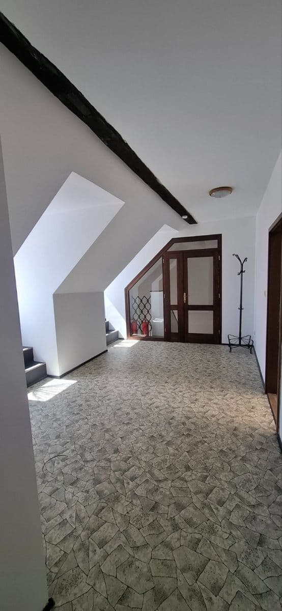 Pronájem bytu 3+kk 110 m², náměstí Smiřických, Kostelec nad Černými lesy, Středočeský kraj Pronájem bytu 3+kk 110 m², náměstí Smiřických, Kostelec nad Černými lesy, Středočeský kraj