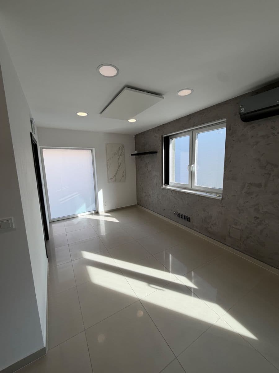 Pronájem kanceláře 56 m², Drahy, Uherské Hradiště, Zlínský kraj Pronájem kanceláře 56 m², Drahy, Uherské Hradiště, Zlínský kraj