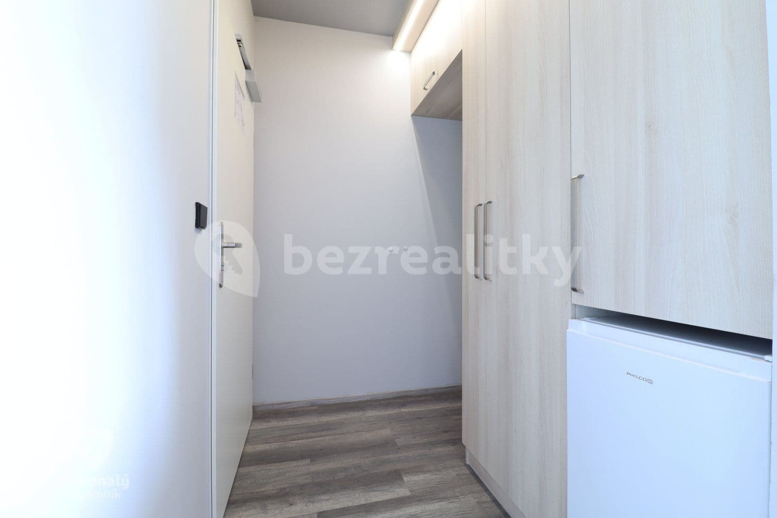 Pronájem bytu 1+kk 22 m², Děčínská, Praha, Praha