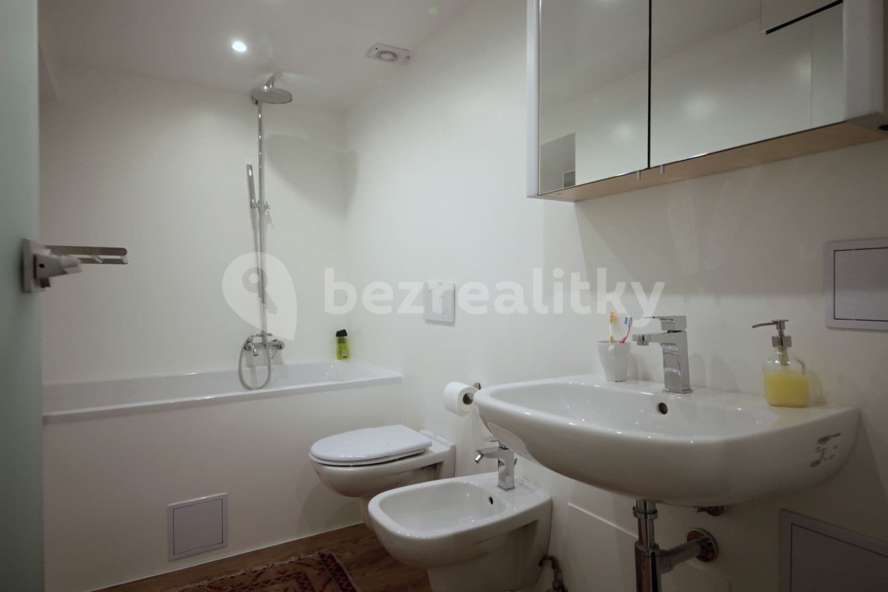 Pronájem bytu 1+kk 38 m², Prvního pluku, Praha, Praha Pronájem bytu 1+kk 38 m², Prvního pluku, Praha, Praha