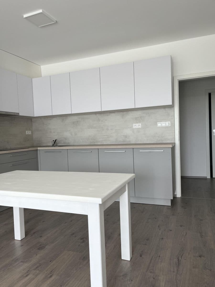 Pronájem bytu 2+kk 71 m², U Sportovní školy, Pardubice, Pardubický kraj Pronájem bytu 2+kk 71 m², U Sportovní školy, Pardubice, Pardubický kraj