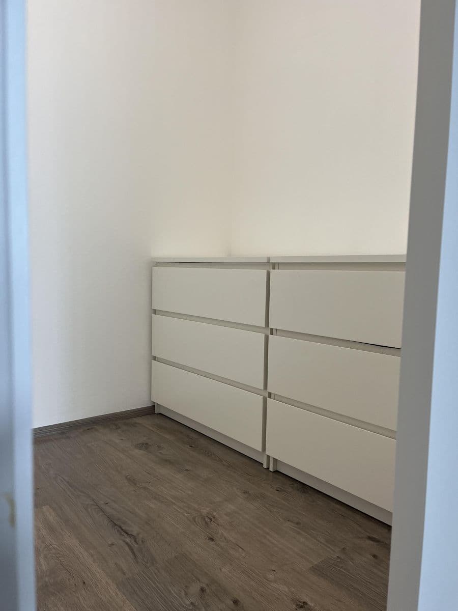 Pronájem bytu 2+kk 71 m², U Sportovní školy, Pardubice, Pardubický kraj Pronájem bytu 2+kk 71 m², U Sportovní školy, Pardubice, Pardubický kraj