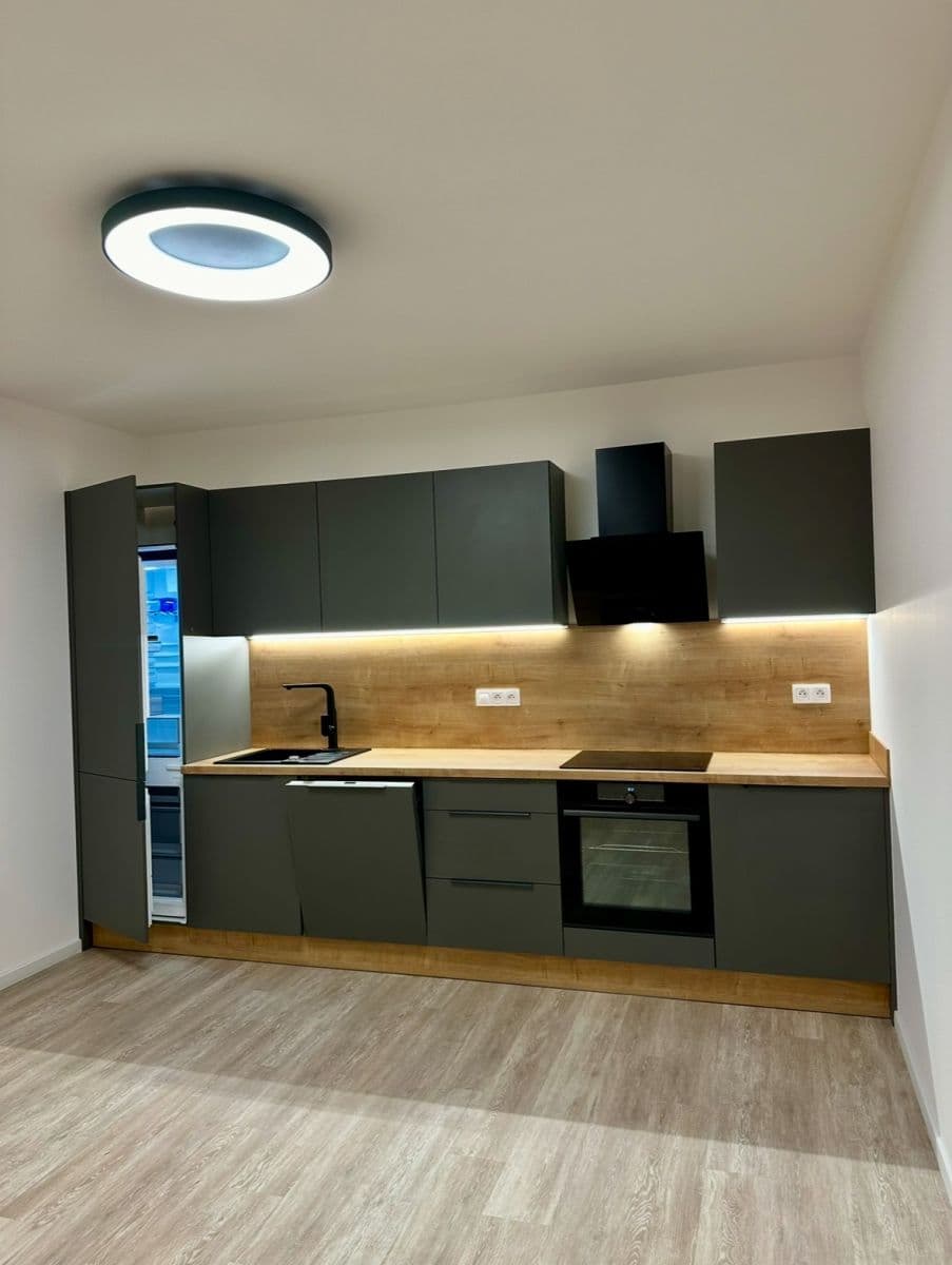 Pronájem bytu 2+kk 60 m², Sedlecká, Karlovy Vary, Karlovarský kraj Pronájem bytu 2+kk 60 m², Sedlecká, Karlovy Vary, Karlovarský kraj