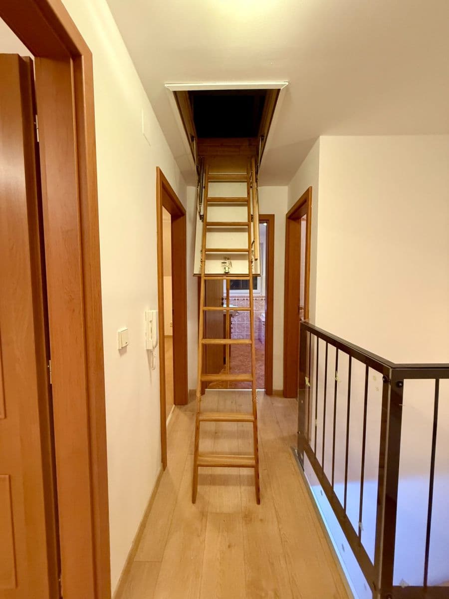 Pronájem domu 160 m², pozemek 450 m², Šalvějová, Jesenice, Středočeský kraj Pronájem domu 160 m², pozemek 450 m², Šalvějová, Jesenice, Středočeský kraj