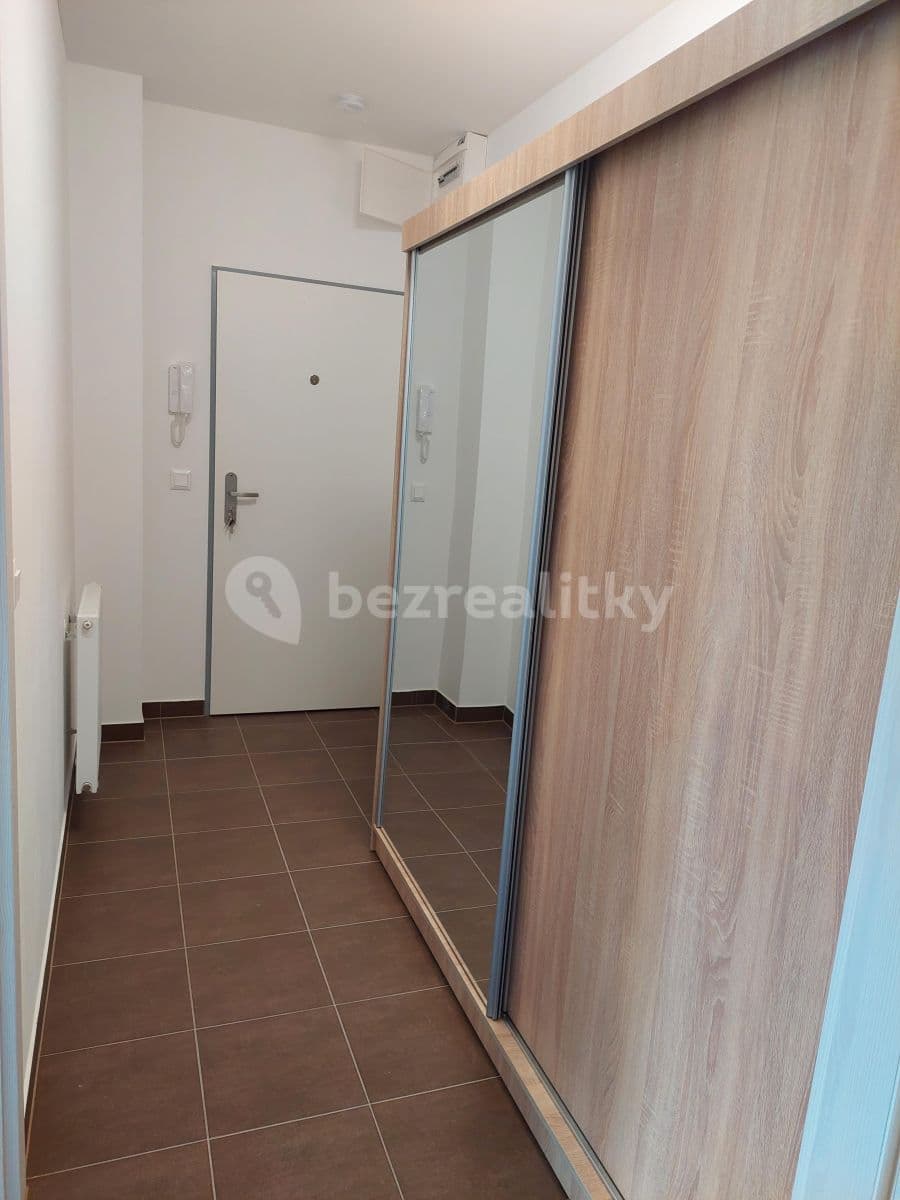 Pronájem bytu 2+kk 35 m², Nádražní, Hrochův Týnec, Pardubický kraj Pronájem bytu 2+kk 35 m², Nádražní, Hrochův Týnec, Pardubický kraj