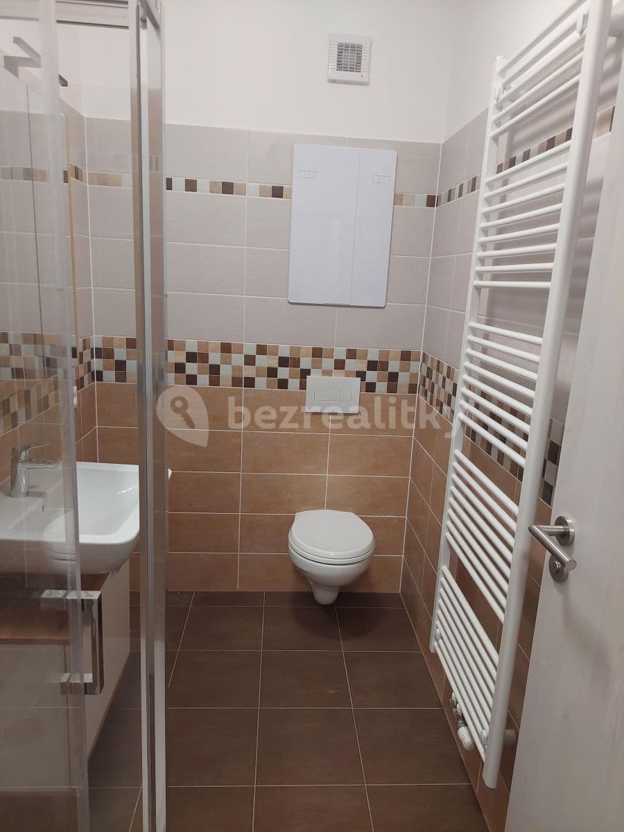 Pronájem bytu 2+kk 35 m², Nádražní, Hrochův Týnec, Pardubický kraj Pronájem bytu 2+kk 35 m², Nádražní, Hrochův Týnec, Pardubický kraj