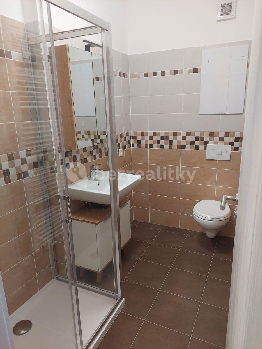 Pronájem bytu 2+kk 35 m², Nádražní, Hrochův Týnec, Pardubický kraj Pronájem bytu 2+kk 35 m², Nádražní, Hrochův Týnec, Pardubický kraj