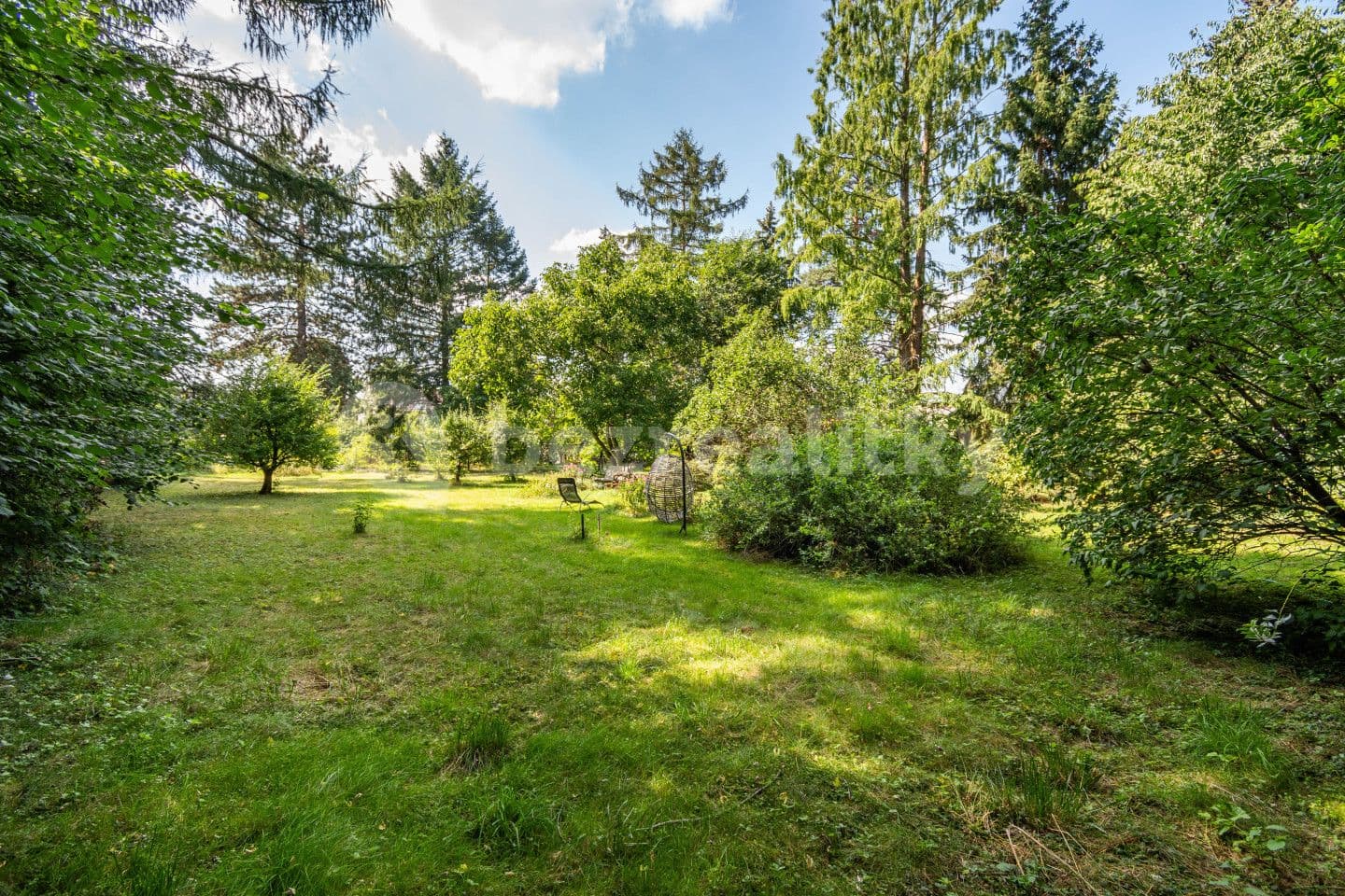 Prodej pozemku 1.000 m², V cestkách, Praha, Praha