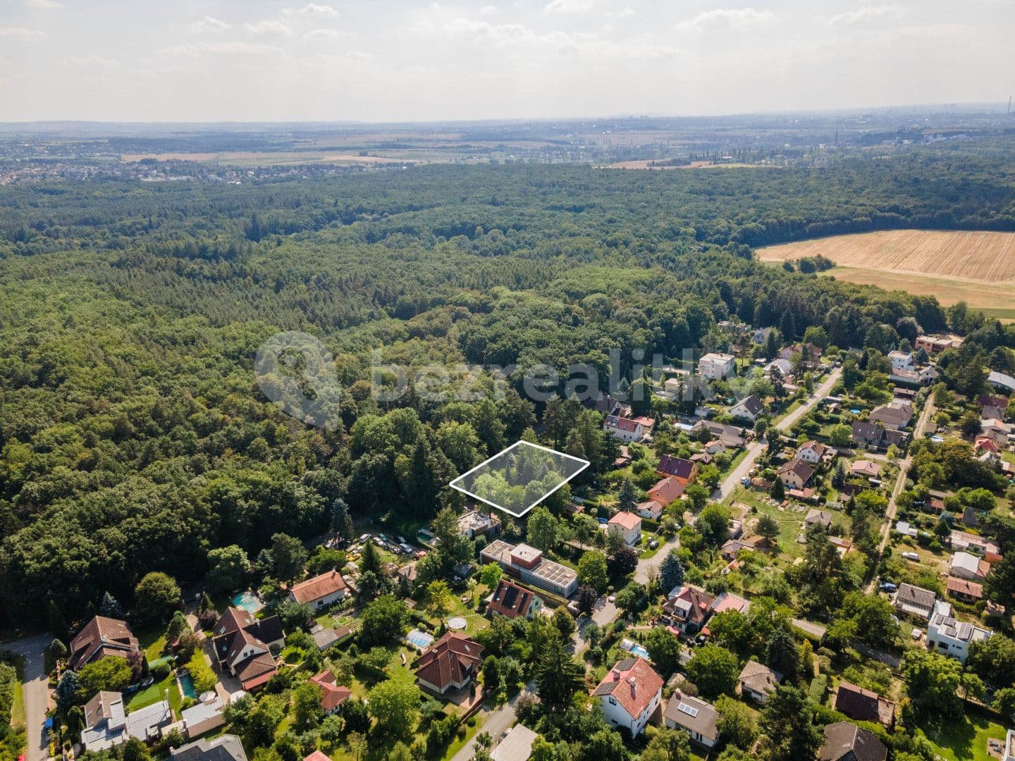 Prodej pozemku 1.000 m², V cestkách, Praha, Praha