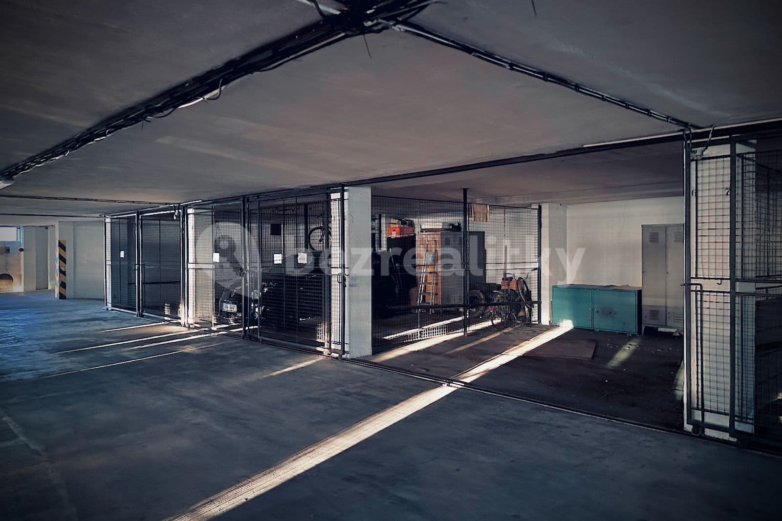 Pronájem garáže 25 m², Loosova, Brno, Jihomoravský kraj Pronájem garáže 25 m², Loosova, Brno, Jihomoravský kraj