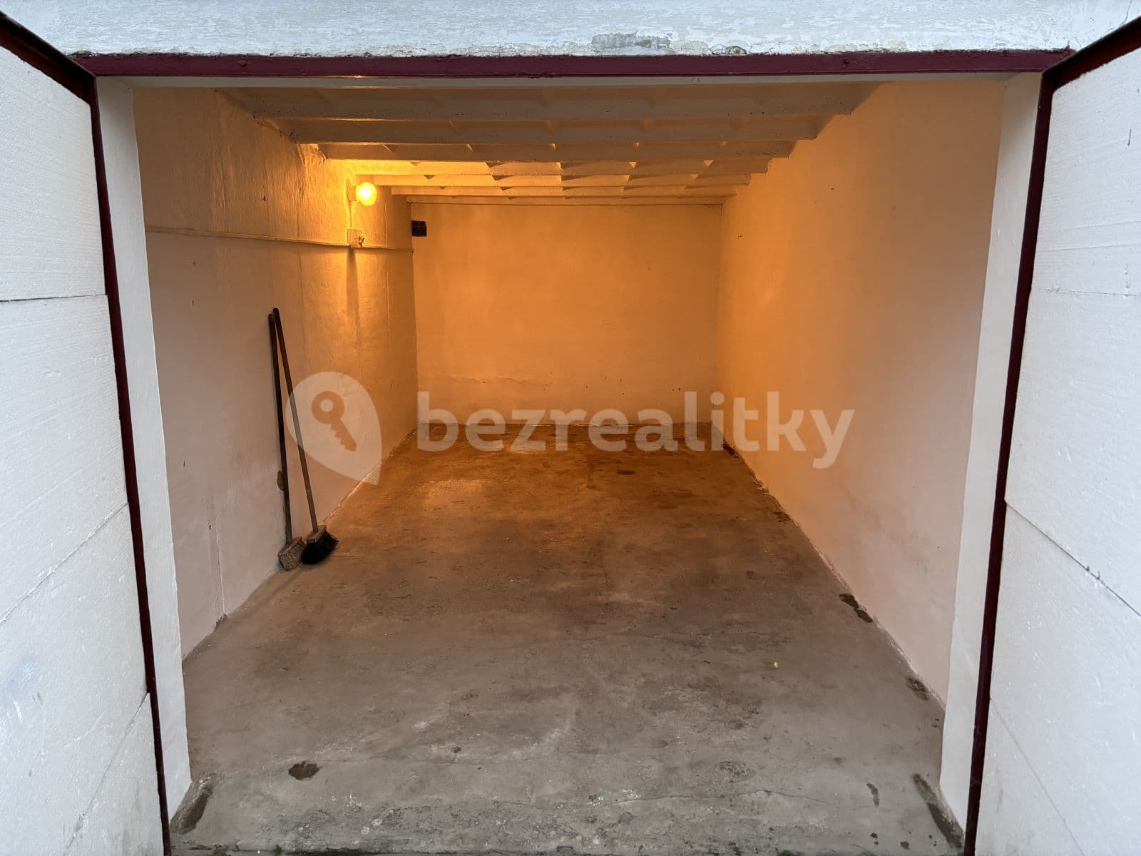 Pronájem garáže 19 m², J. Plachty, České Budějovice, Jihočeský kraj Pronájem garáže 19 m², J. Plachty, České Budějovice, Jihočeský kraj