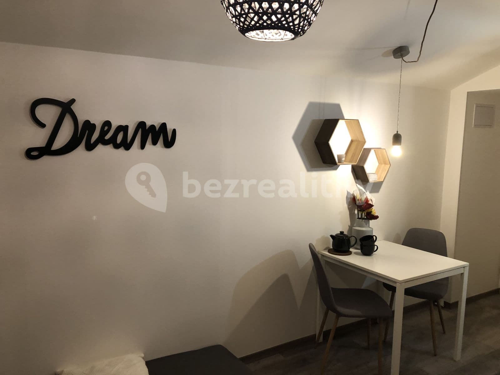 Pronájem bytu 1+kk 16 m², Umělecká, Praha, Praha Pronájem bytu 1+kk 16 m², Umělecká, Praha, Praha