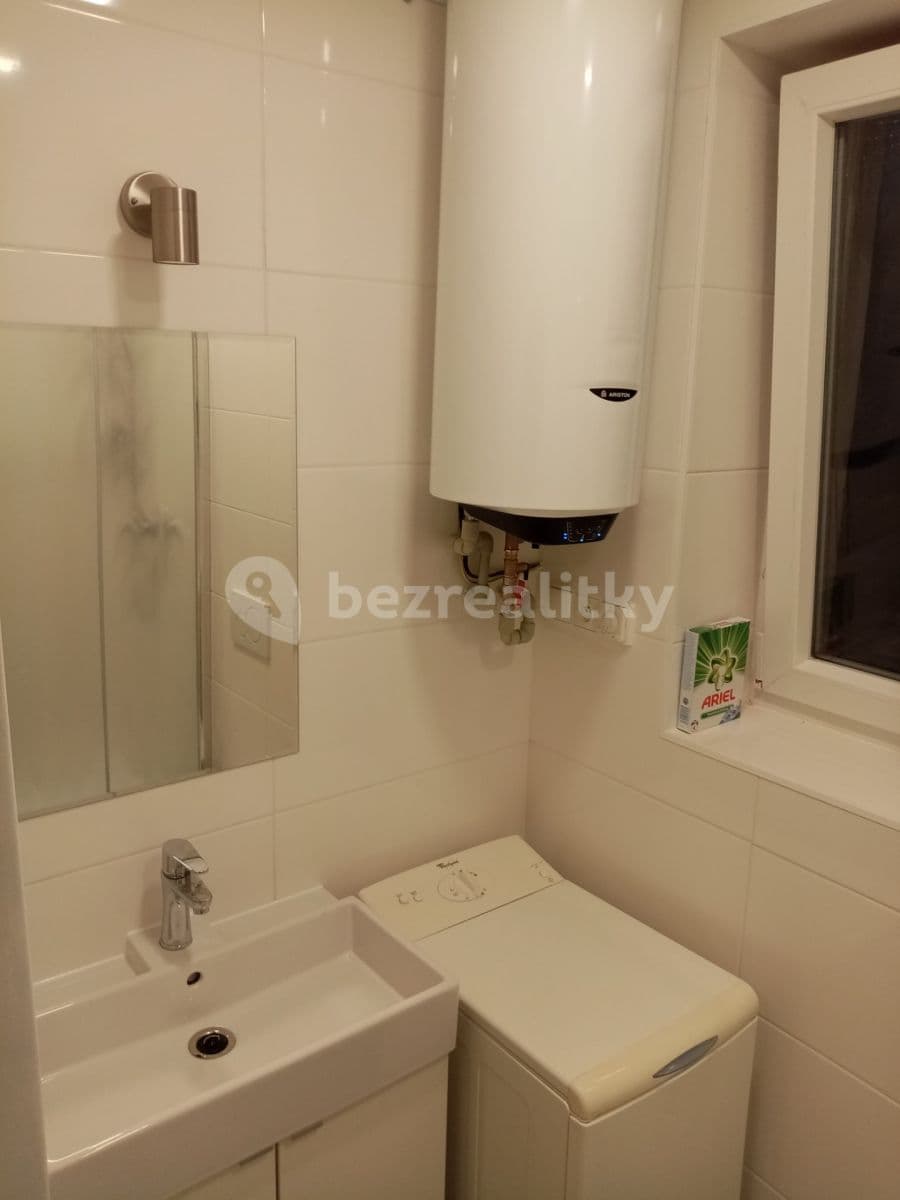 Pronájem bytu 1+1 30 m², Na náměstí, Davle, Středočeský kraj Pronájem bytu 1+1 30 m², Na náměstí, Davle, Středočeský kraj