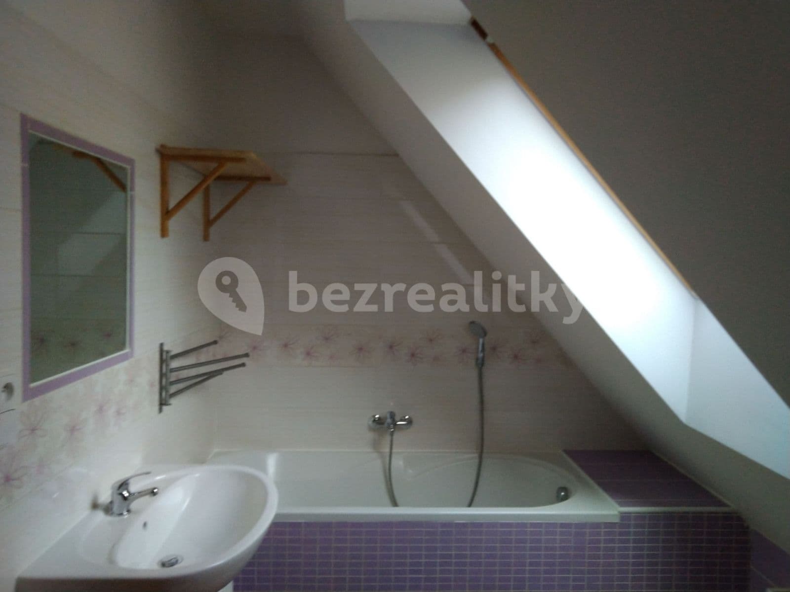 Pronájem bytu 2+kk 46 m², Kynského, Slaný, Středočeský kraj Pronájem bytu 2+kk 46 m², Kynského, Slaný, Středočeský kraj