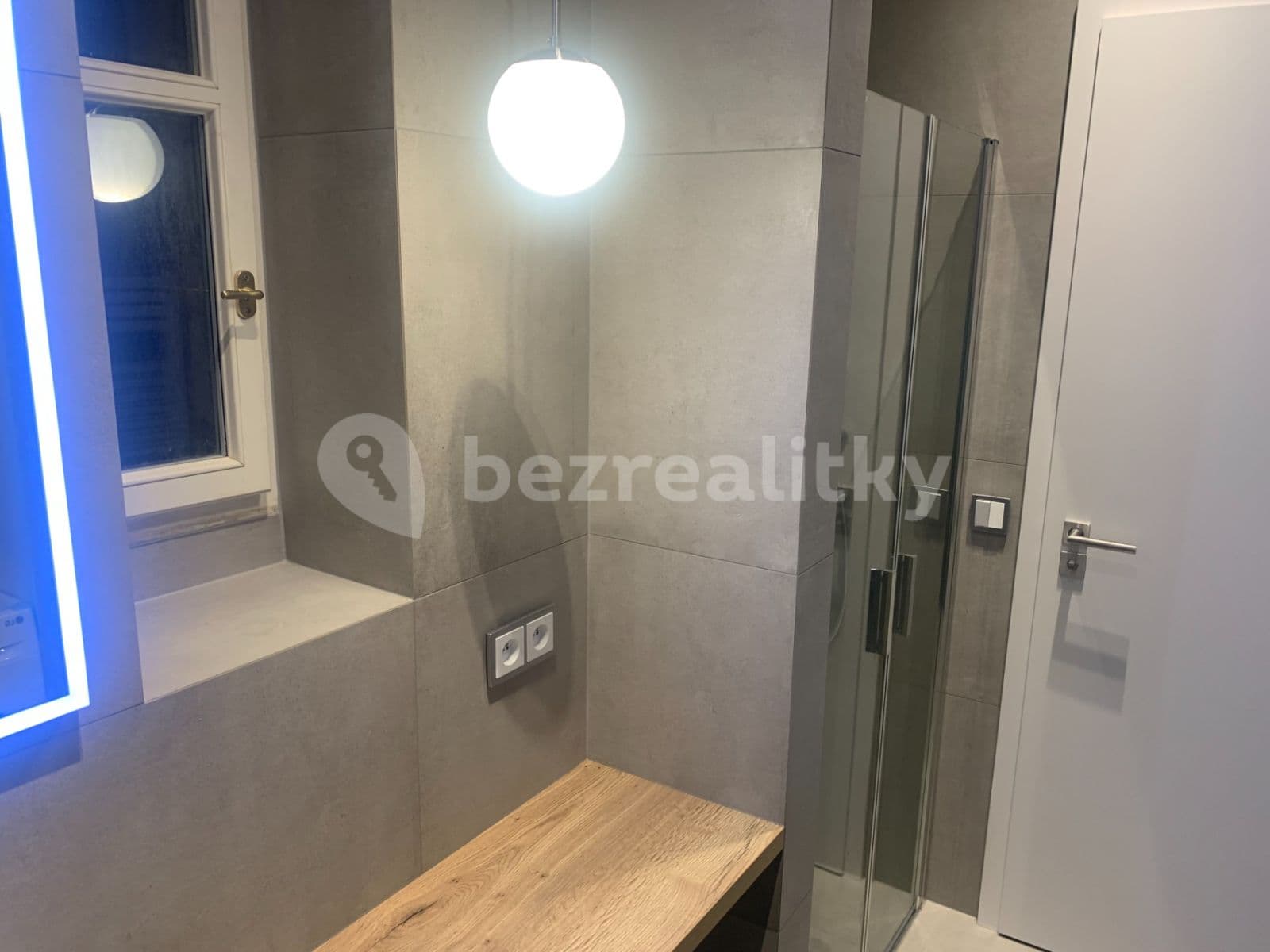 Pronájem bytu 2+kk 48 m², Na Poříčním právu, Praha, Praha Pronájem bytu 2+kk 48 m², Na Poříčním právu, Praha, Praha