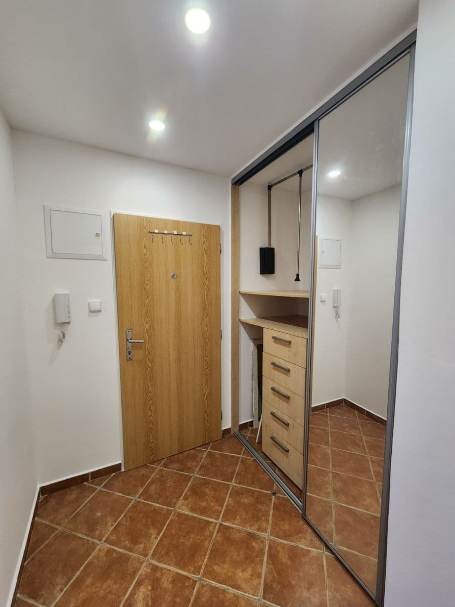 Pronájem bytu 1+kk 32 m², Neapolská, Praha, Praha Pronájem bytu 1+kk 32 m², Neapolská, Praha, Praha