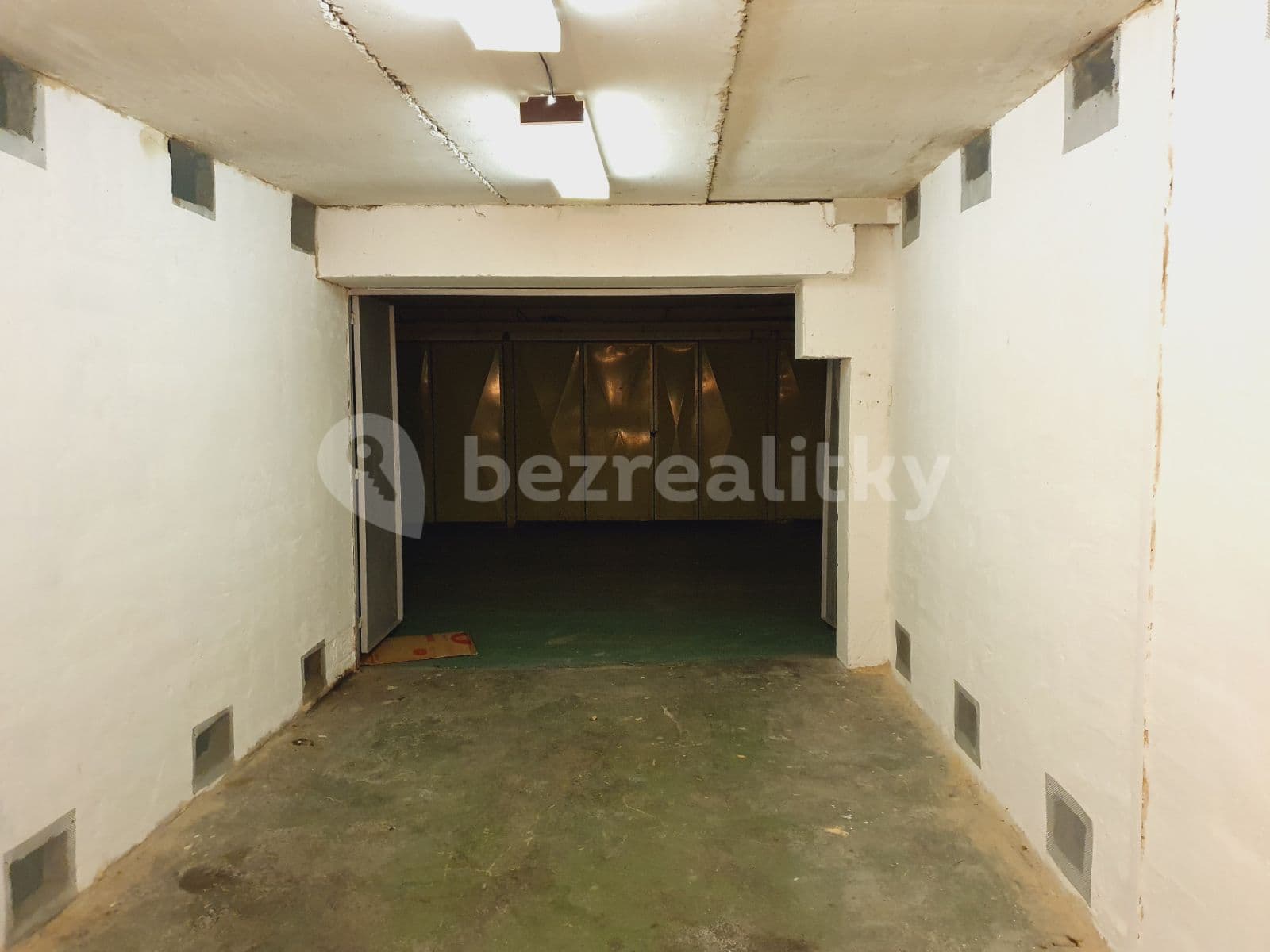 Pronájem garáže 18 m², Písečná, Praha, Praha Pronájem garáže 18 m², Písečná, Praha, Praha