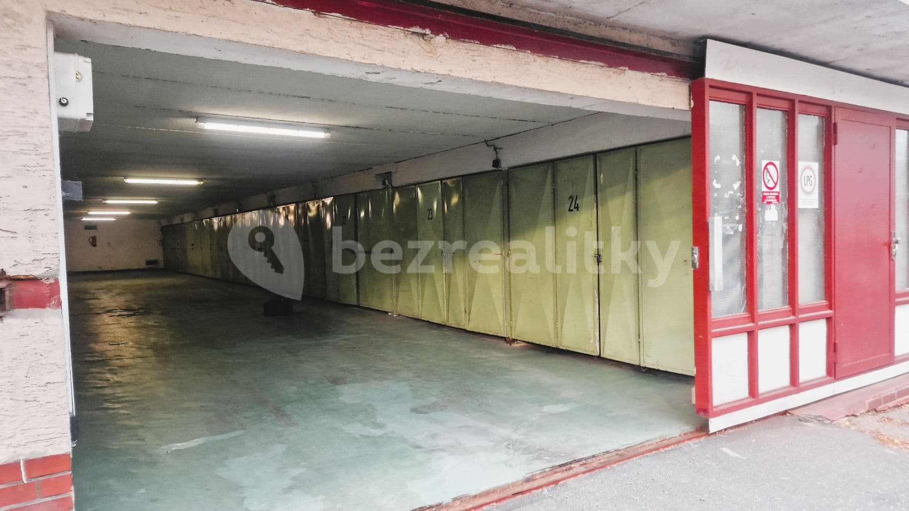 Pronájem garáže 18 m², Písečná, Praha, Praha Pronájem garáže 18 m², Písečná, Praha, Praha