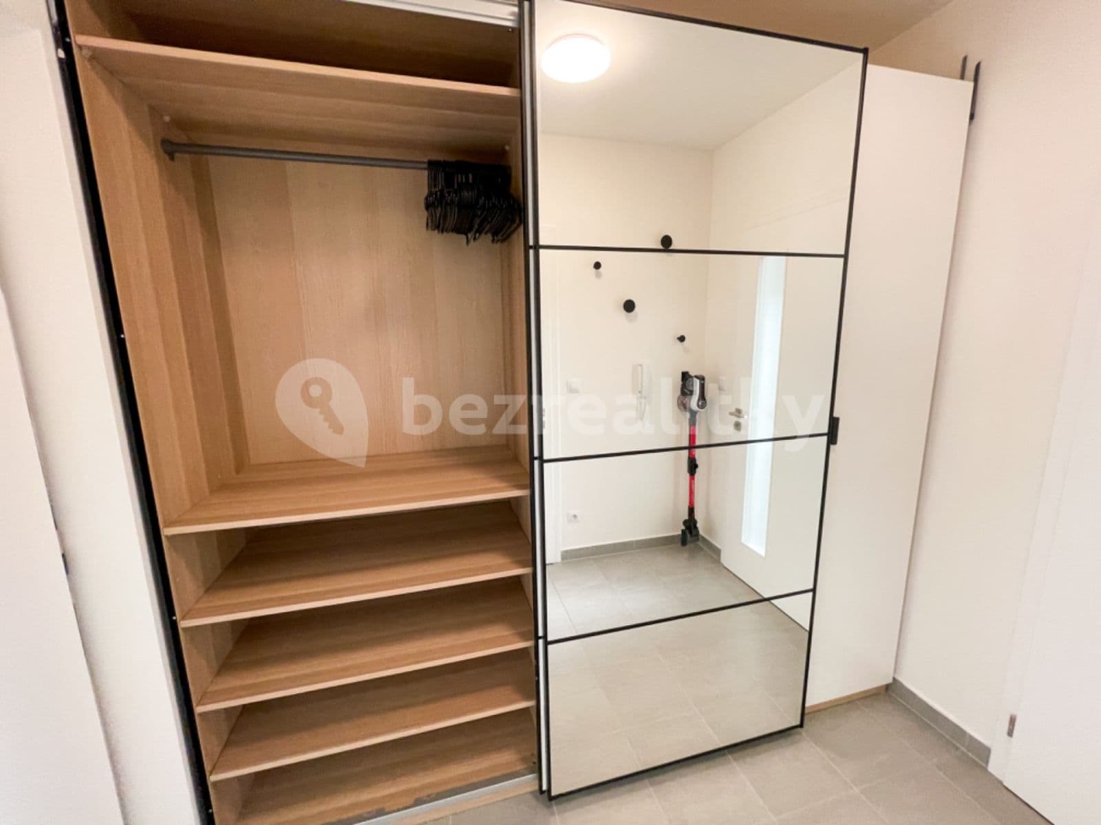 Pronájem bytu 1+kk 40 m², Olgy Havlové, Praha, Praha Pronájem bytu 1+kk 40 m², Olgy Havlové, Praha, Praha