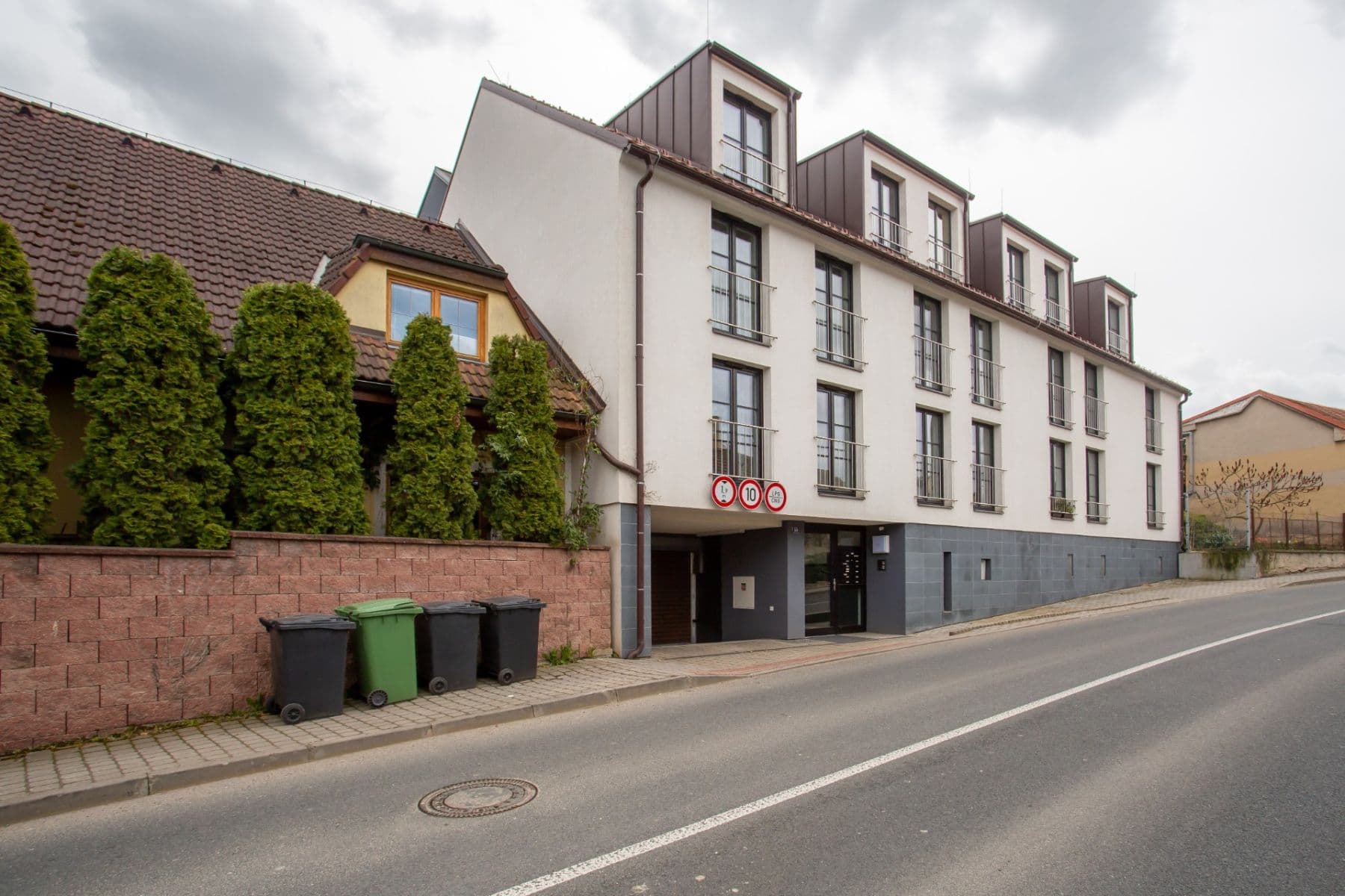 Pronájem bytu 3+kk 88 m², Hlavní, Průhonice, Středočeský kraj Pronájem bytu 3+kk 88 m², Hlavní, Průhonice, Středočeský kraj