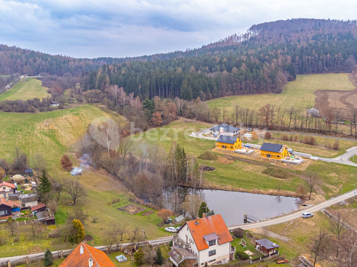 Prodej pozemku 1.069 m², Louňovice pod Blaníkem, Středočeský kraj