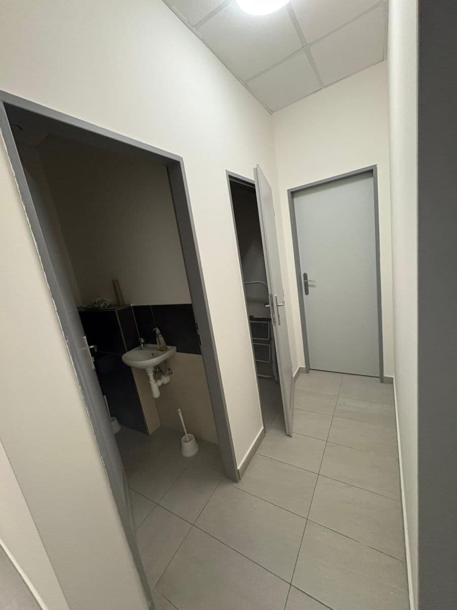 Pronájem nebytového prostoru 98 m², Pod Zahrady, Přezletice, Středočeský kraj Pronájem nebytového prostoru 98 m², Pod Zahrady, Přezletice, Středočeský kraj