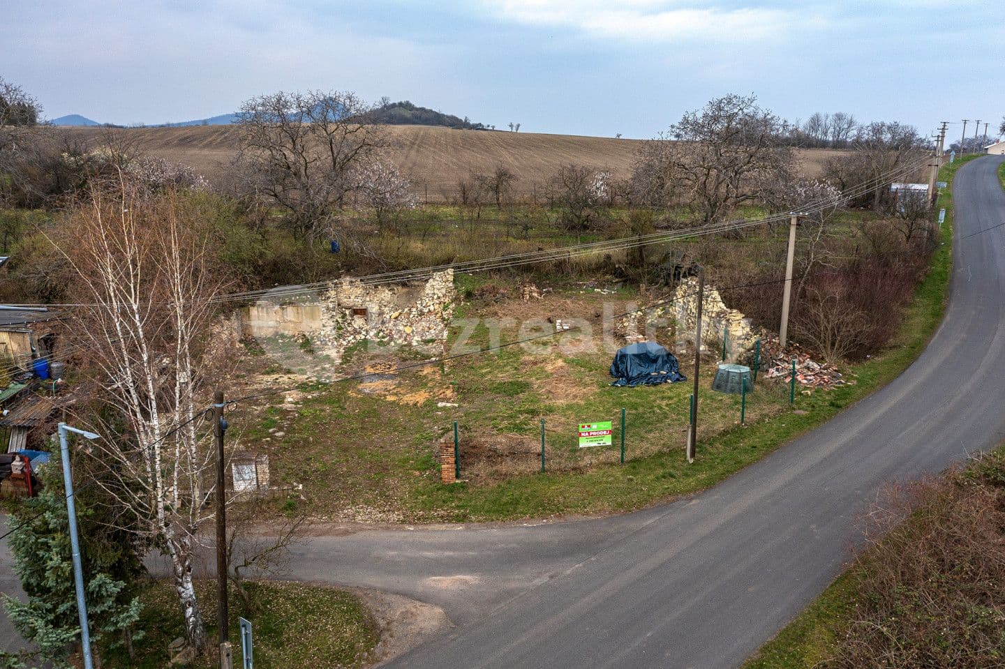 Prodej pozemku 594 m², Dlažkovice, Ústecký kraj