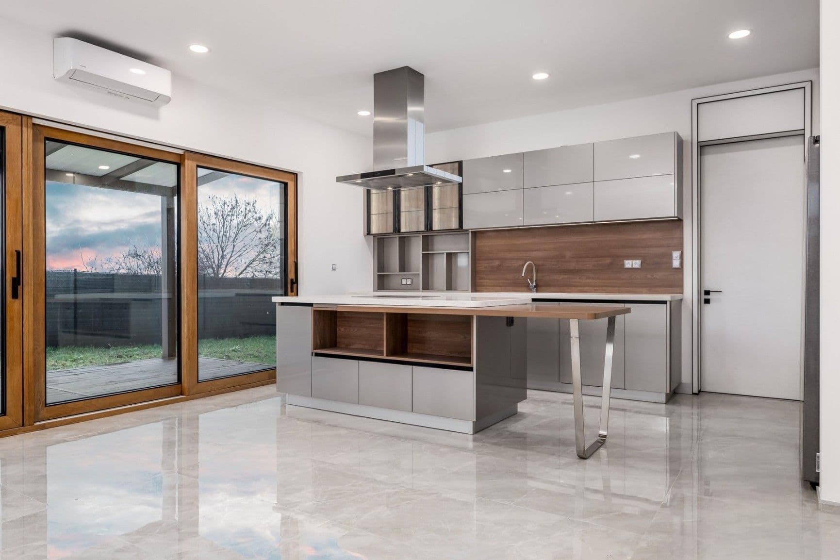 Prodej domu 320 m², pozemek 814 m², U Rybníčka, Vysoký Újezd, Středočeský kraj Prodej domu 320 m², pozemek 814 m², U Rybníčka, Vysoký Újezd, Středočeský kraj