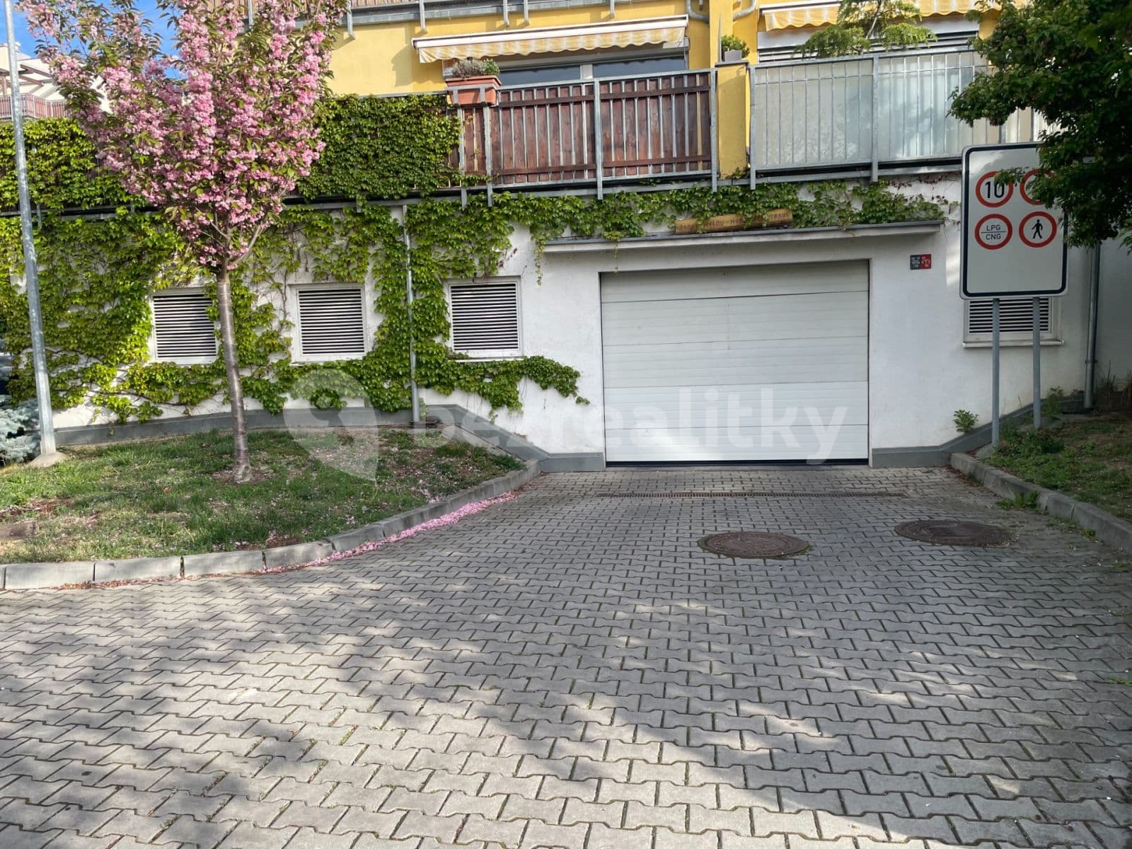 Pronájem garáže 17 m², Wiesenthalova, Praha, Praha Pronájem garáže 17 m², Wiesenthalova, Praha, Praha