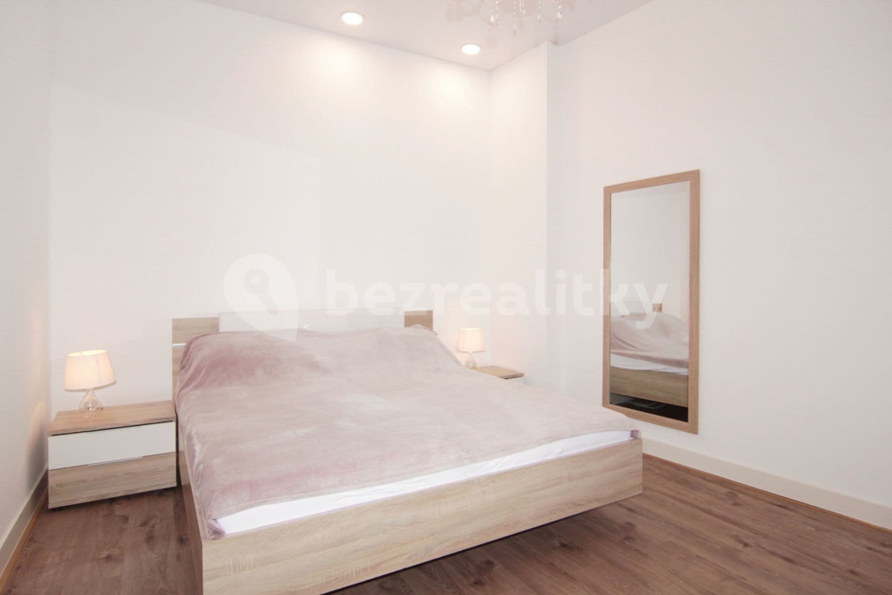 Pronájem bytu 1+1 30 m², Vřídelní, Karlovy Vary, Karlovarský kraj Pronájem bytu 1+1 30 m², Vřídelní, Karlovy Vary, Karlovarský kraj