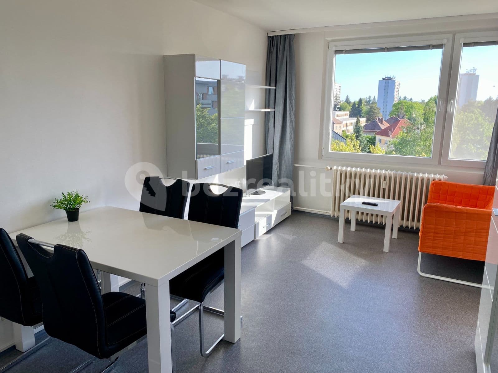 Pronájem bytu 2+kk 35 m², Veverkova, Hradec Králové, Královéhradecký kraj Pronájem bytu 2+kk 35 m², Veverkova, Hradec Králové, Královéhradecký kraj