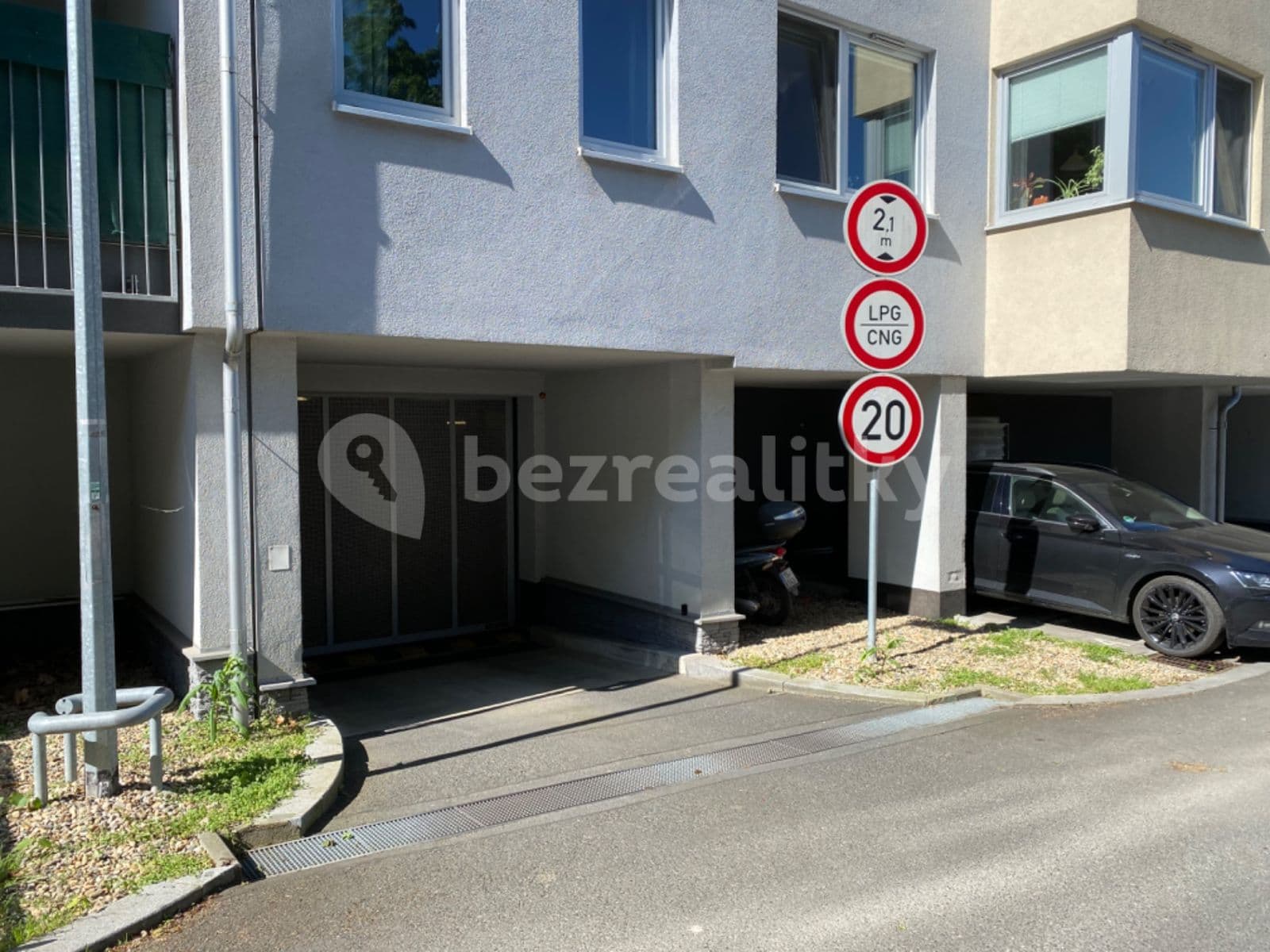 Pronájem garáže 12 m², Jednořadá, Praha, Praha Pronájem garáže 12 m², Jednořadá, Praha, Praha