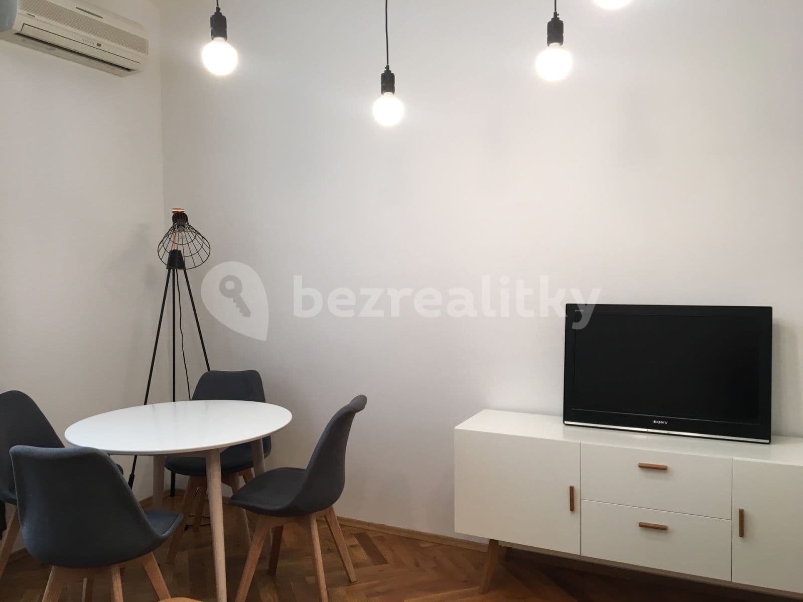 Pronájem bytu 2+1 47 m², Rašínovo nábřeží, Praha, Praha Pronájem bytu 2+1 47 m², Rašínovo nábřeží, Praha, Praha