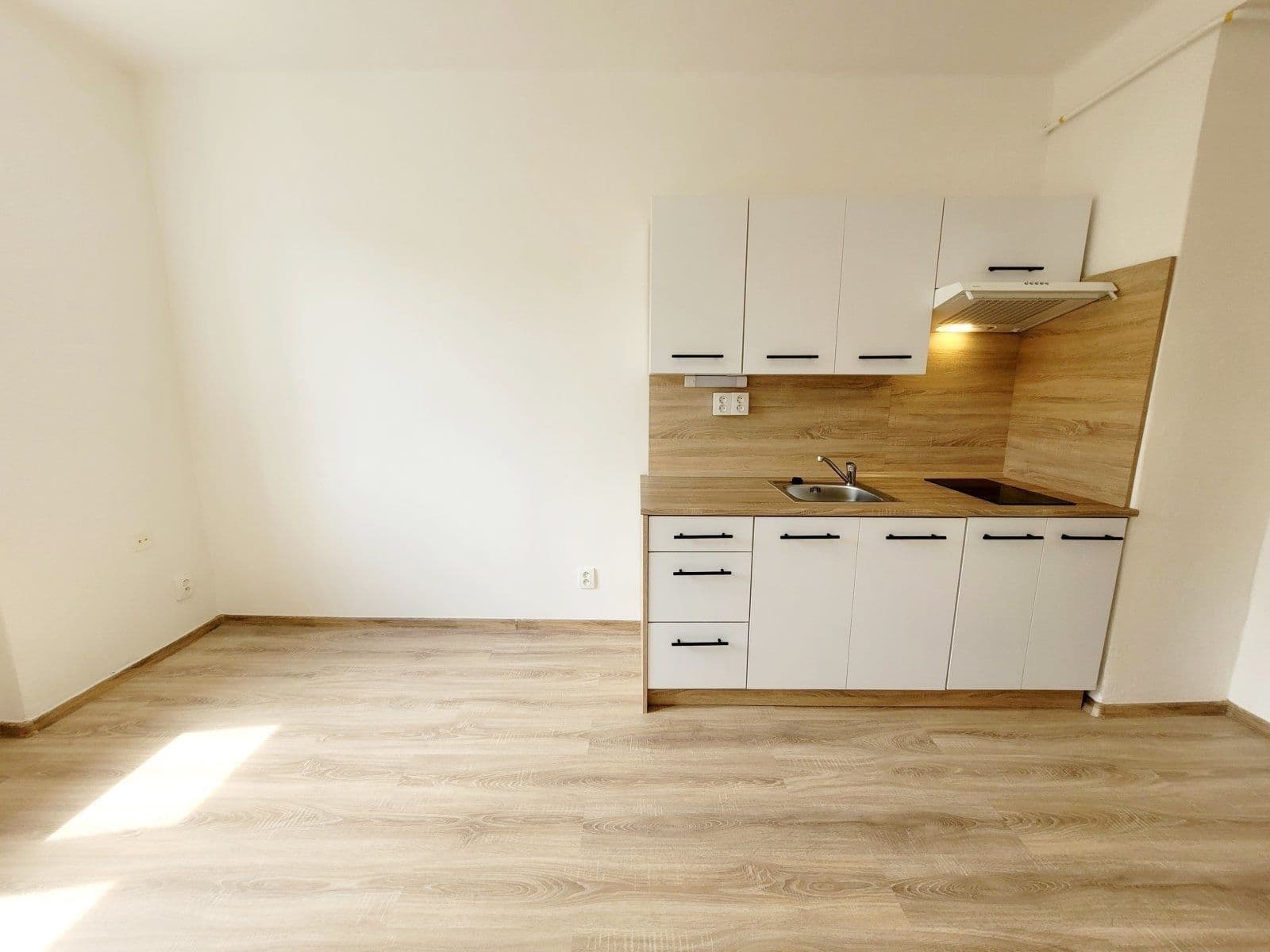 Pronájem bytu 1+kk 21 m², Hlavní třída, Havířov, Moravskoslezský kraj Pronájem bytu 1+kk 21 m², Hlavní třída, Havířov, Moravskoslezský kraj