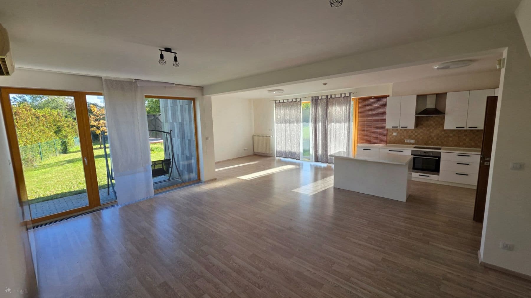 Pronájem domu 200 m², pozemek 970 m², Lhenická, Praha, Praha Pronájem domu 200 m², pozemek 970 m², Lhenická, Praha, Praha