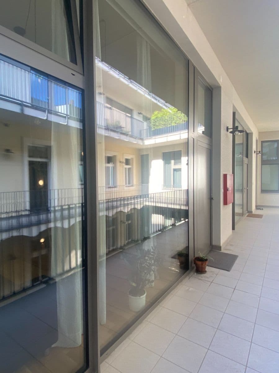 Pronájem bytu 1+kk 39 m², Na Valentince, Praha, Praha Pronájem bytu 1+kk 39 m², Na Valentince, Praha, Praha