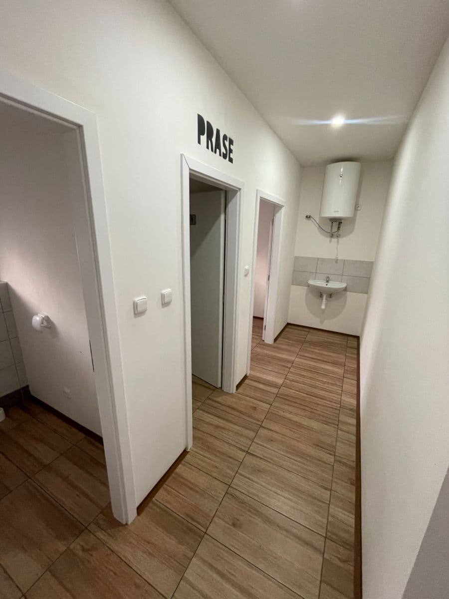 Pronájem nebytového prostoru 65 m², Rostoklaty, Středočeský kraj Pronájem nebytového prostoru 65 m², Rostoklaty, Středočeský kraj