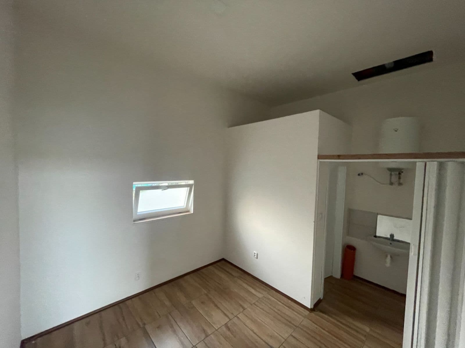 Pronájem nebytového prostoru 65 m², Rostoklaty, Středočeský kraj Pronájem nebytového prostoru 65 m², Rostoklaty, Středočeský kraj
