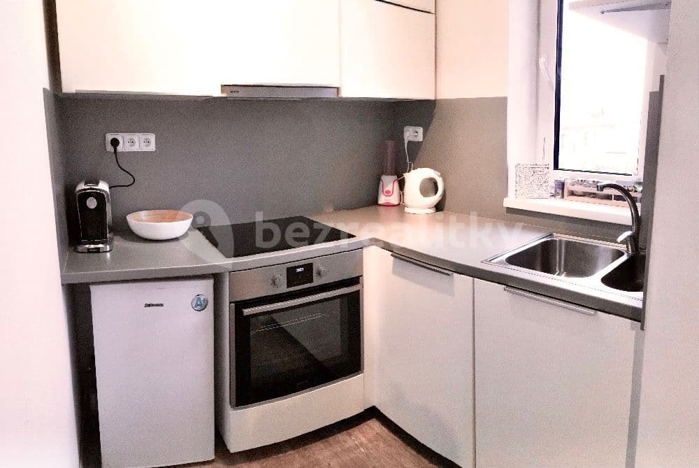 Pronájem bytu 1+kk 28 m², Kašparova, Pardubice, Pardubický kraj Pronájem bytu 1+kk 28 m², Kašparova, Pardubice, Pardubický kraj