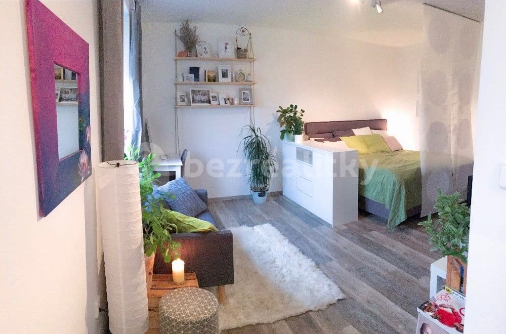 Pronájem bytu 1+kk 28 m², Kašparova, Pardubice, Pardubický kraj Pronájem bytu 1+kk 28 m², Kašparova, Pardubice, Pardubický kraj