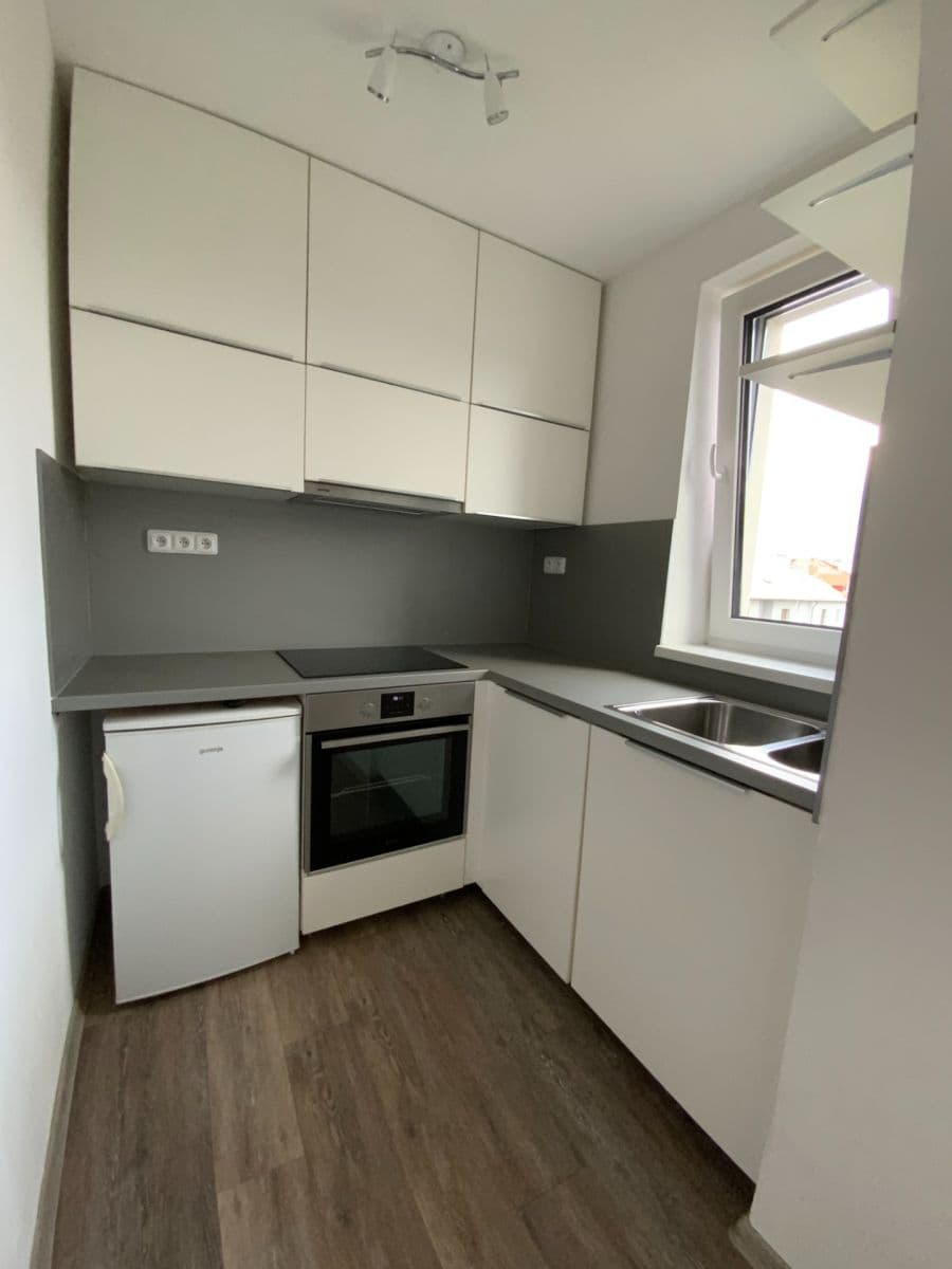 Pronájem bytu 1+kk 28 m², Kašparova, Pardubice, Pardubický kraj Pronájem bytu 1+kk 28 m², Kašparova, Pardubice, Pardubický kraj