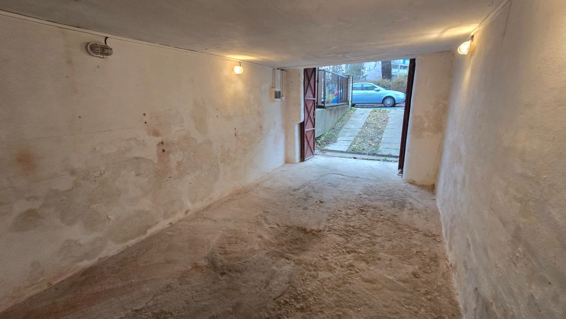 Pronájem garáže 32 m², Nad Malým mýtem, Praha, Praha Pronájem garáže 32 m², Nad Malým mýtem, Praha, Praha