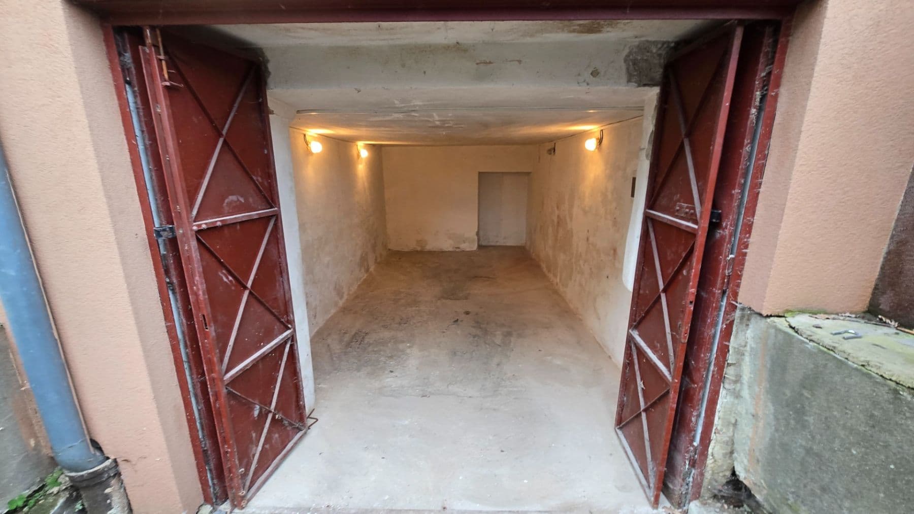 Pronájem garáže 32 m², Nad Malým mýtem, Praha, Praha Pronájem garáže 32 m², Nad Malým mýtem, Praha, Praha