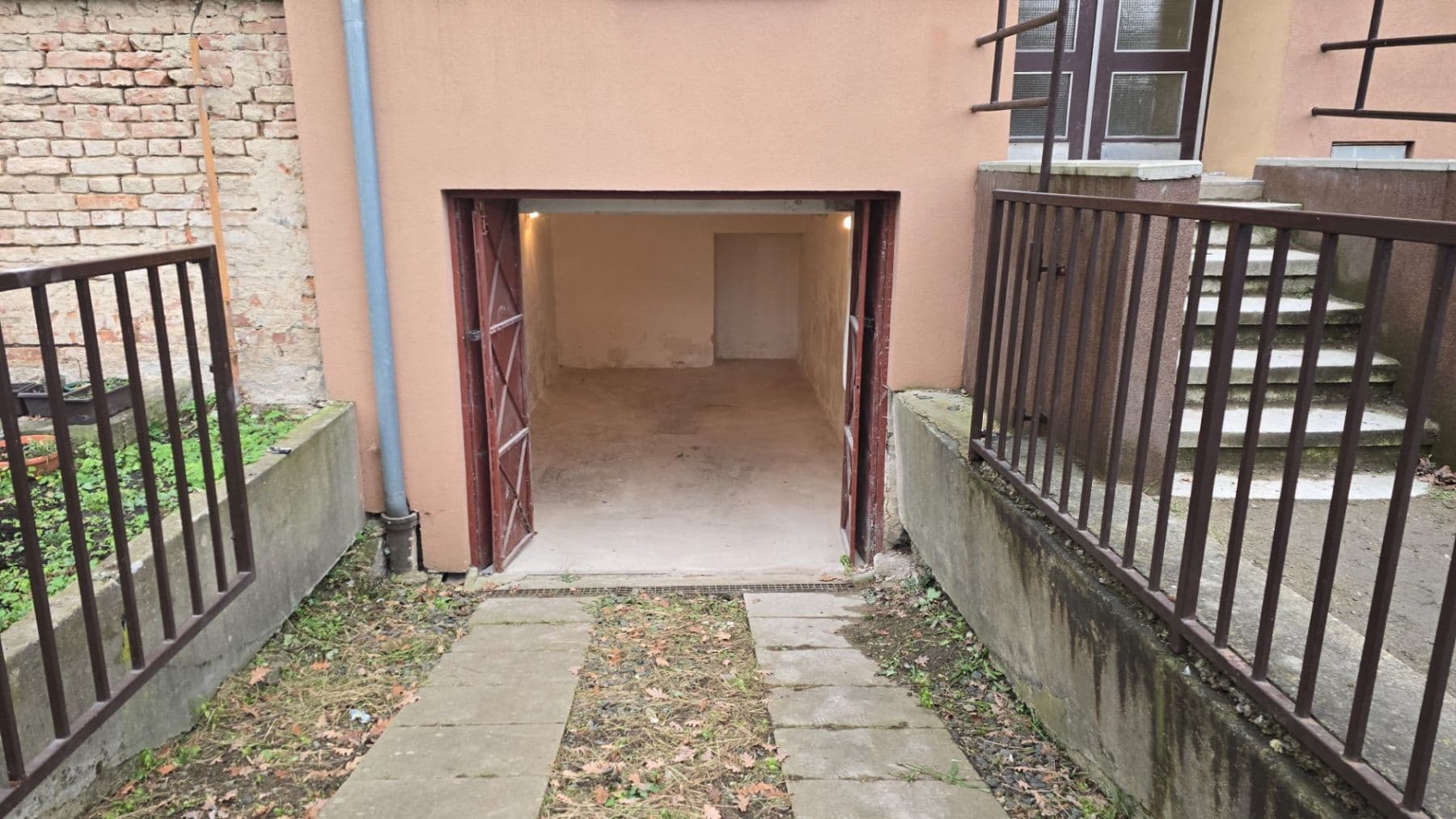 Pronájem garáže 32 m², Nad Malým mýtem, Praha, Praha Pronájem garáže 32 m², Nad Malým mýtem, Praha, Praha