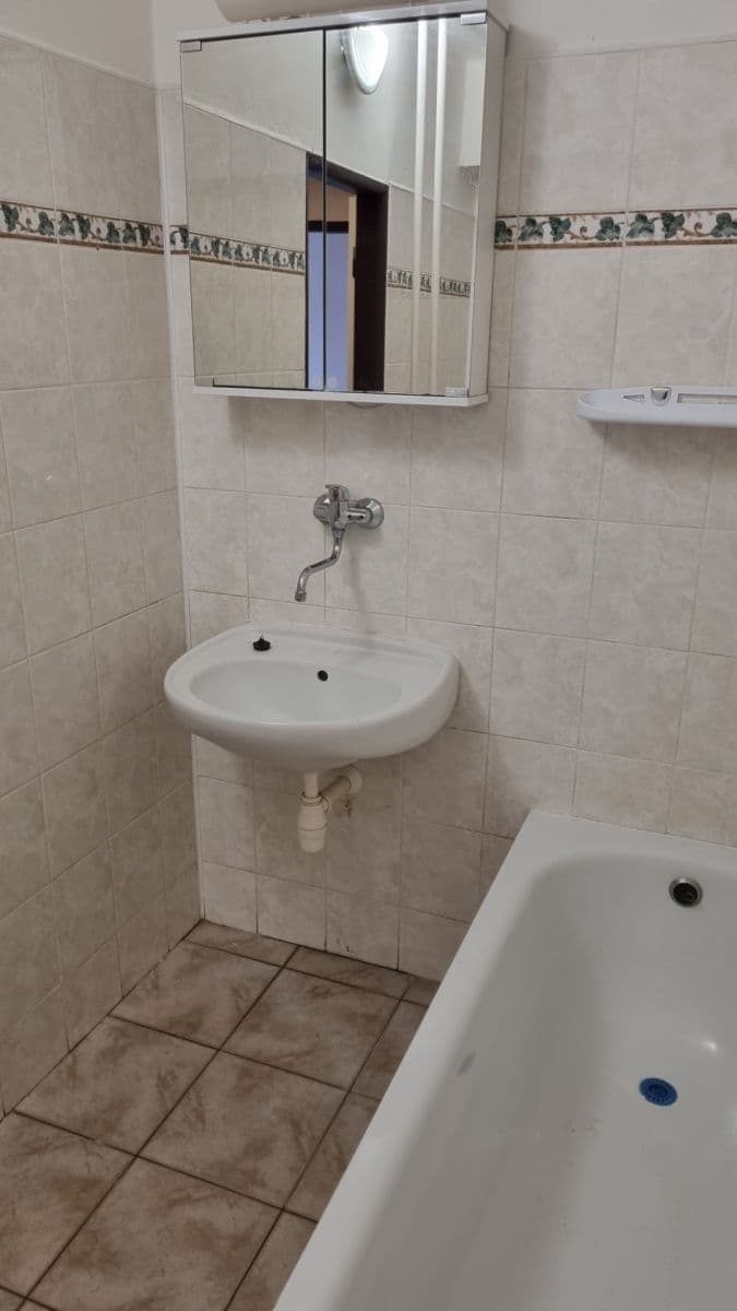 Pronájem bytu 2+1 65 m², Dr. E. Beneše, Bystřice, Středočeský kraj Pronájem bytu 2+1 65 m², Dr. E. Beneše, Bystřice, Středočeský kraj